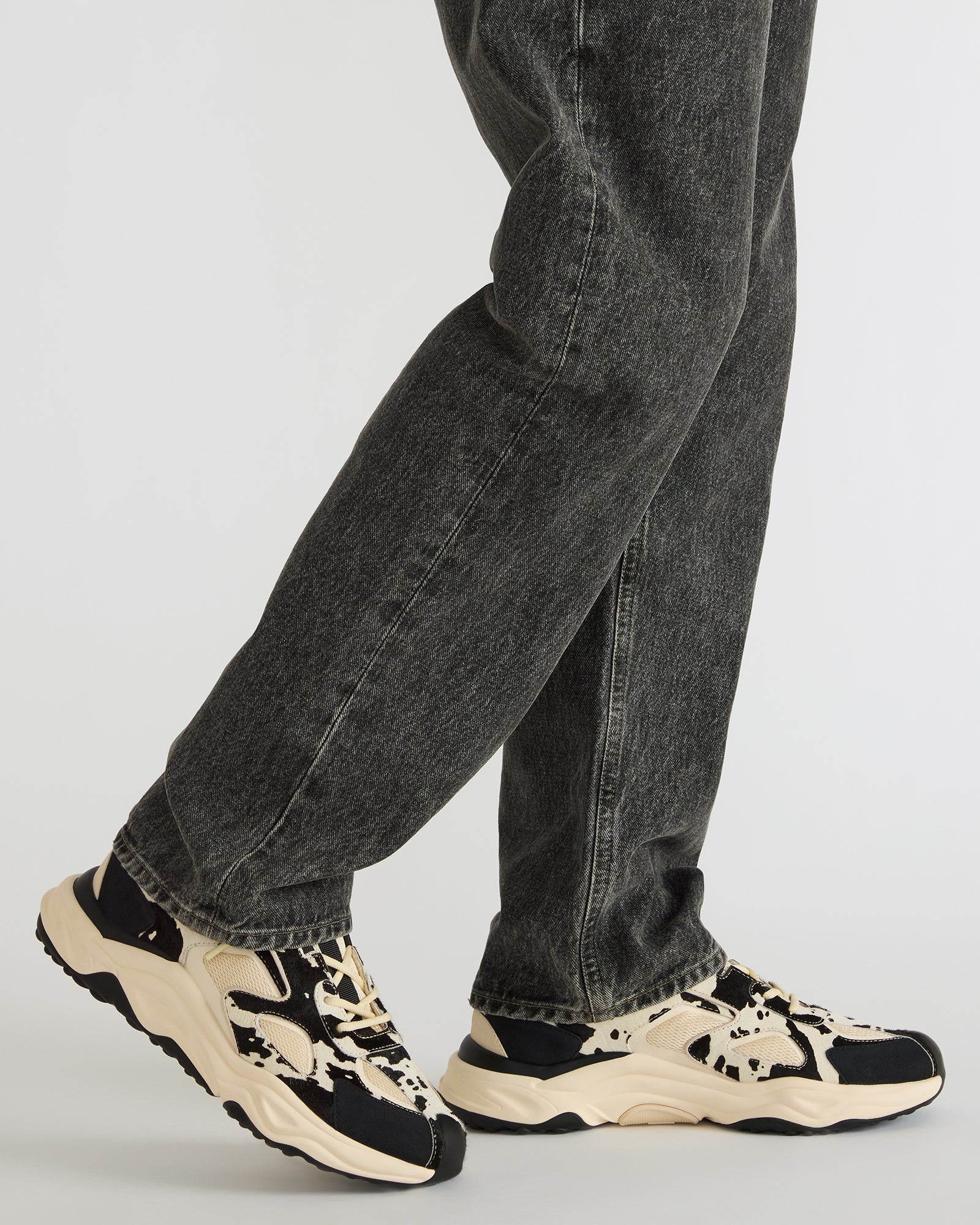 STEVEMADDEN_MENS_SALVADOR_BLACK-WHITE_4802.jpg