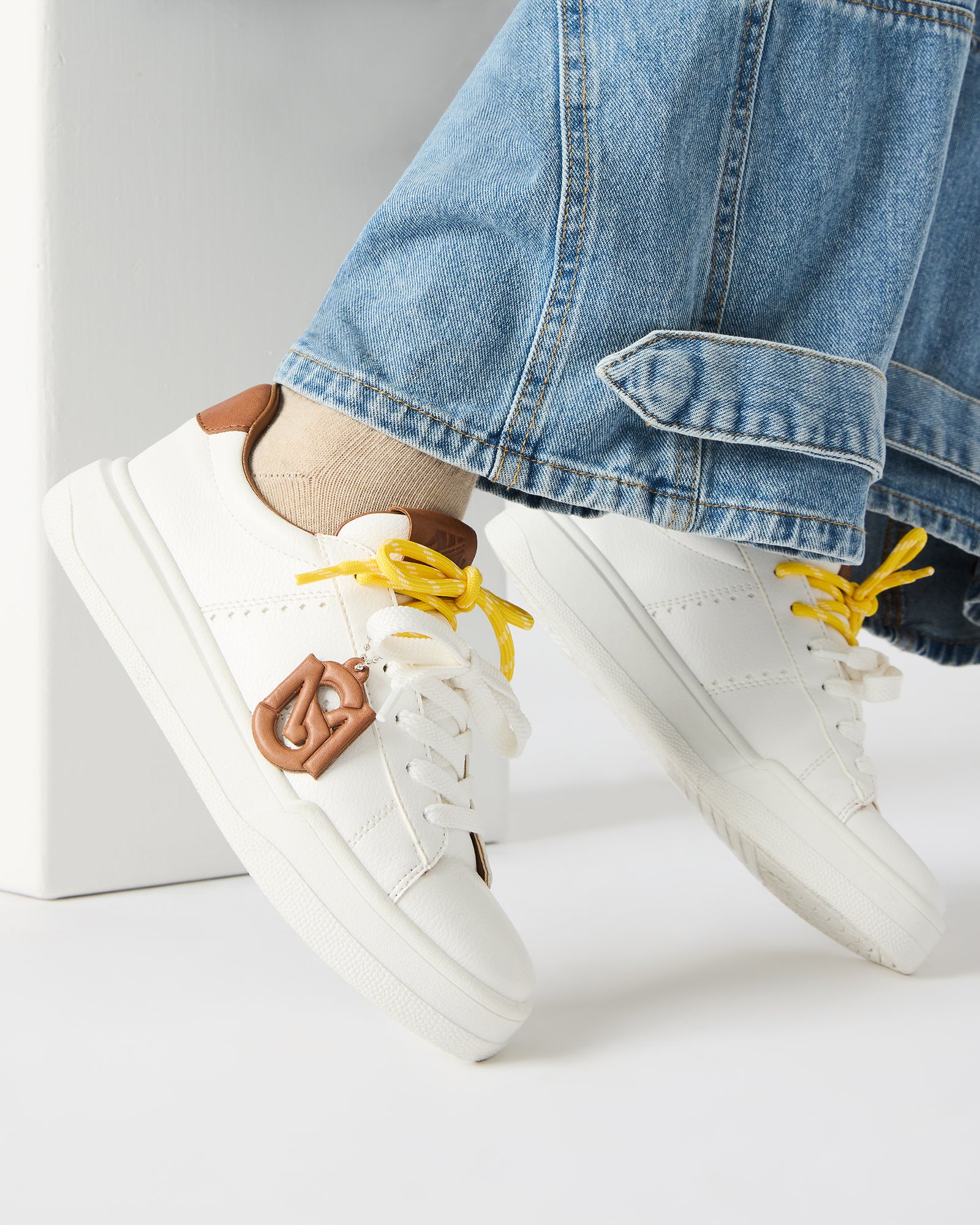 STEVEMADDEN_SHOES_MARVIN_WHITE-TAN_2673_848325a2-54a4-4f21-a792-a456110c8dae.jpg