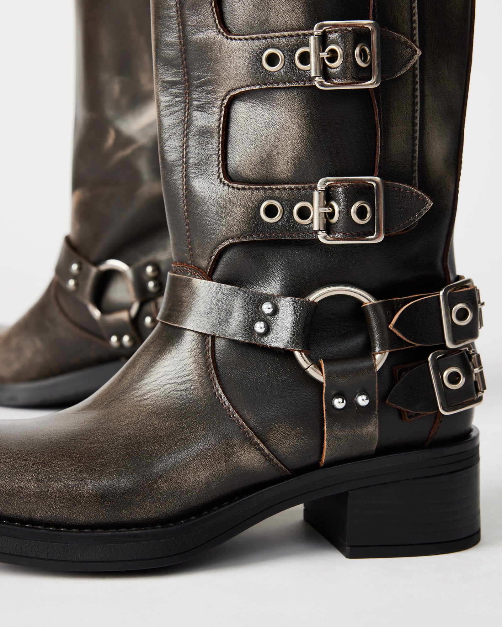 STEVEMADDEN_SHOES_ROCKY_BROWN-DISTRESSED_LIFESTYLE_02.jpg